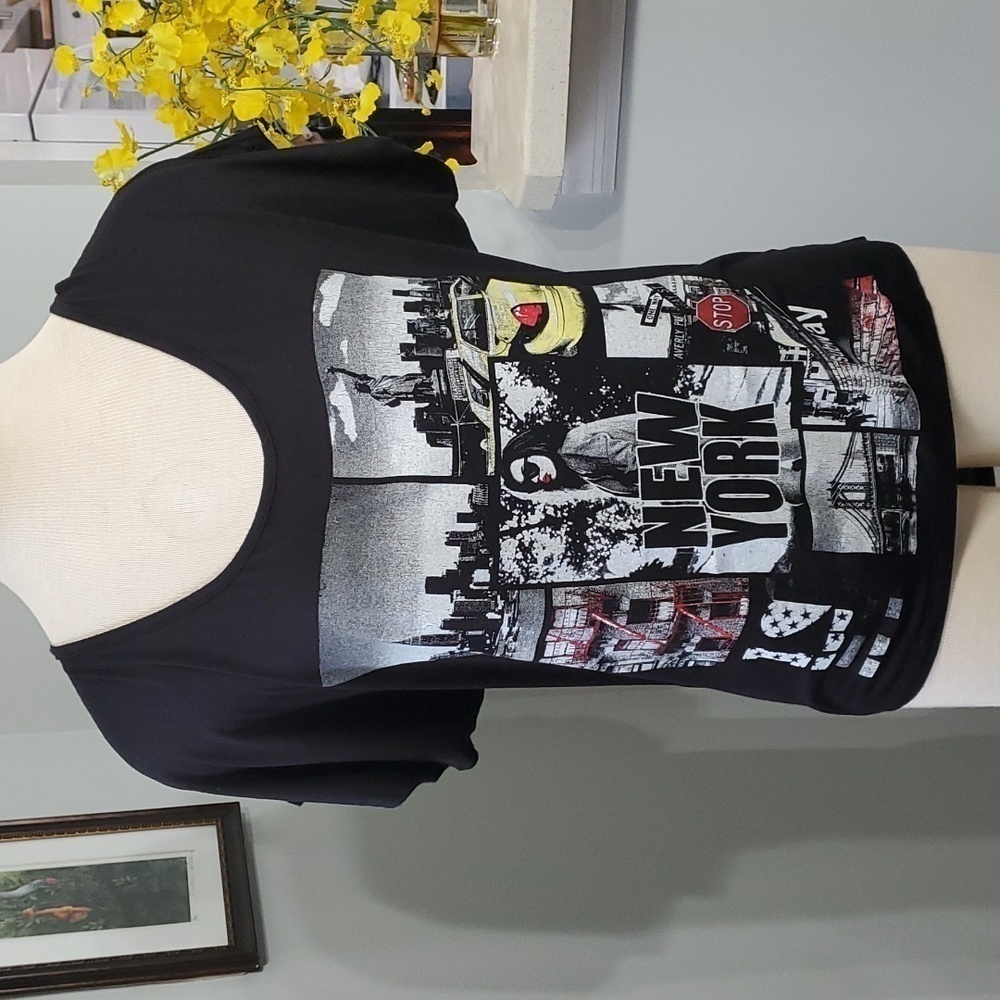 Black lightweight tee, Raglan sleeves.‎ NEW YORK. Size med. Cotton blend.